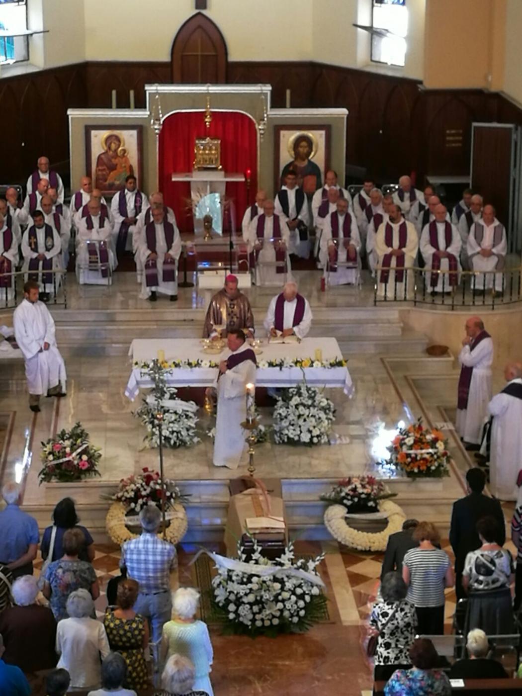 Momento de la Eucaristía córpore insepulto presidida por el Sr. Obispo. FOTO: J. I. TORRES