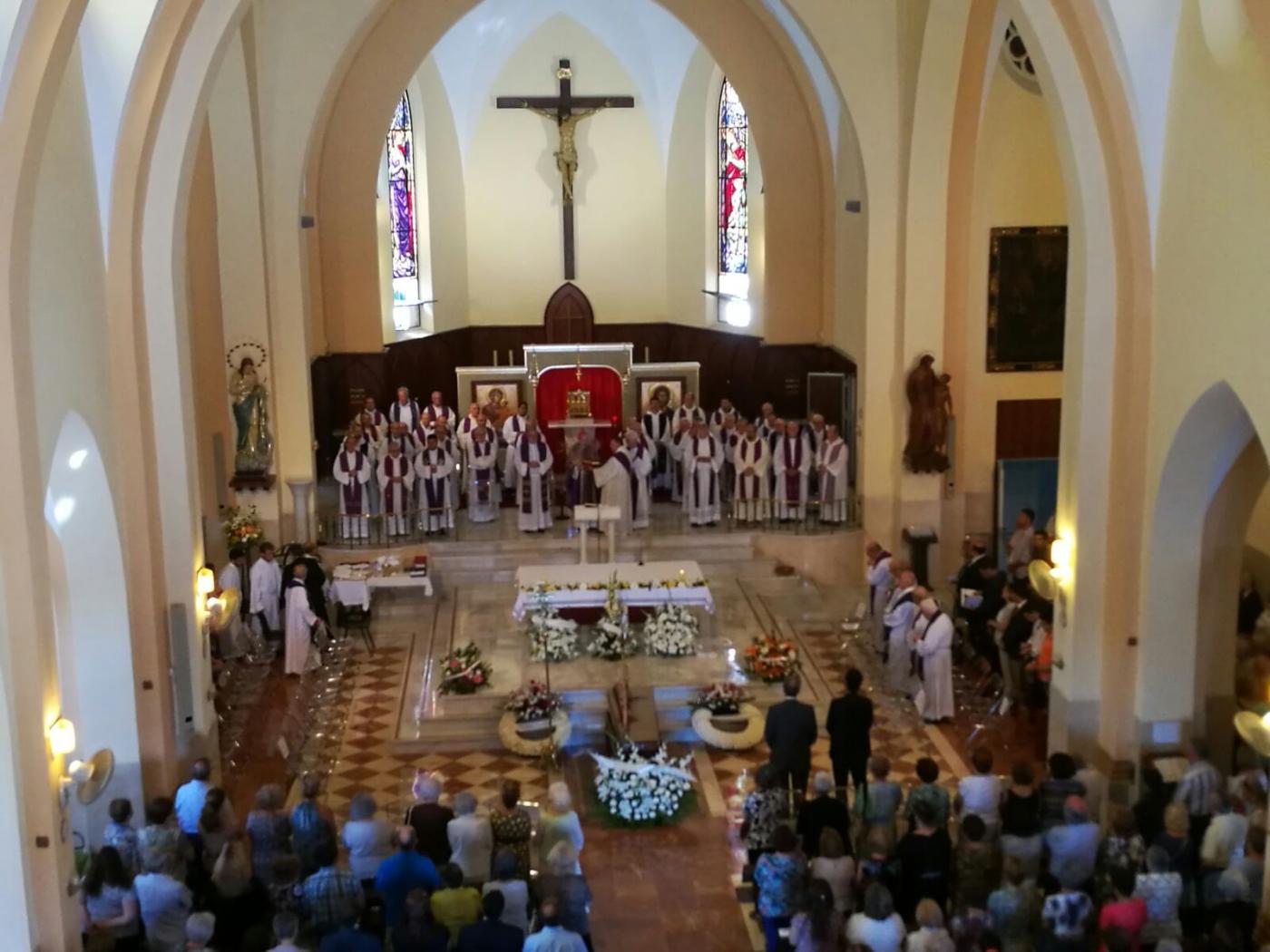 Momento de la Eucaristía córpore insepulto presidida por el Sr. Obispo. FOTO: J. I. TORRES