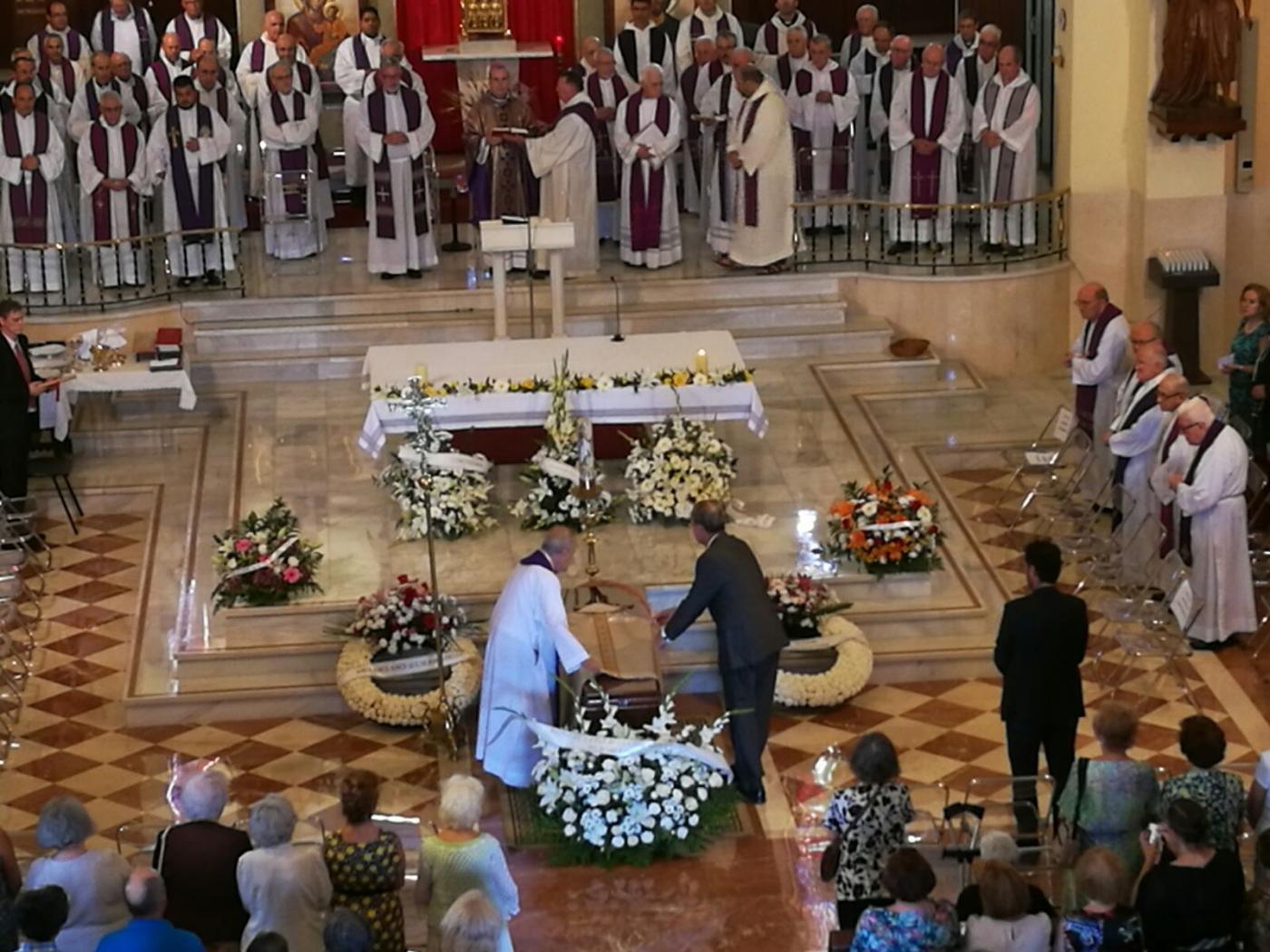 El alcalde de Málaga ha ayudado a colocar la casulla sobre el féretro de D. Francisco Acevedo. FOTO: J. I. TORRES