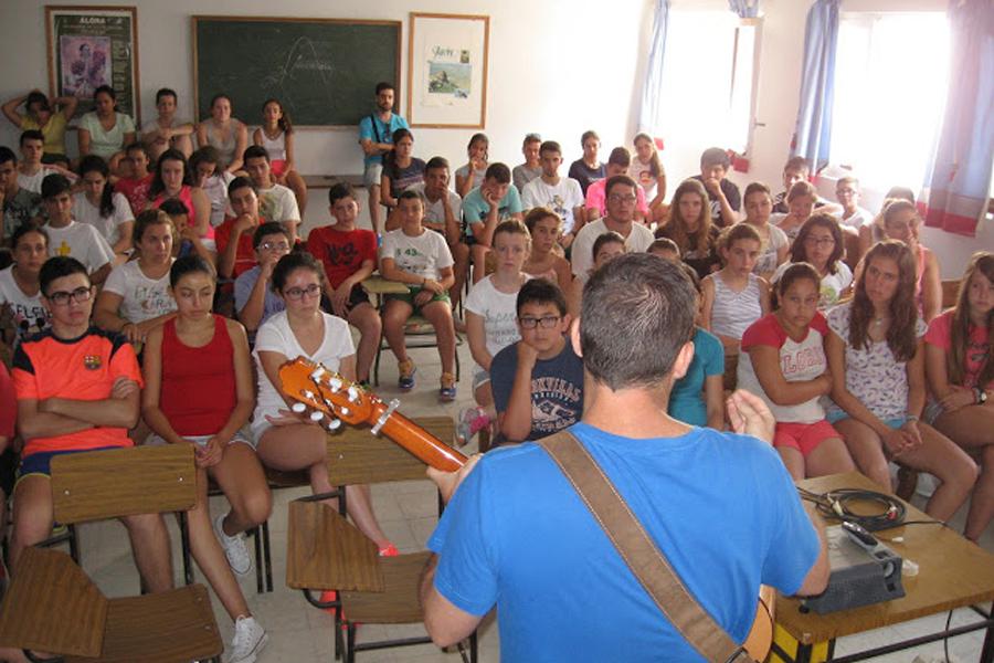 Los niños y jóvenes de las parroquias de Coín, Monda, Guaro y Alhaurín el Grande se han unido para vivir los campamentos de verano en el Santuario de Flores, de Álora