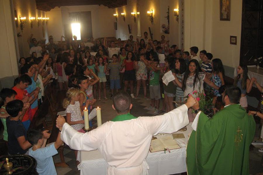 Los niños y jóvenes de las parroquias de Coín, Monda, Guaro y Alhaurín el Grande se han unido para vivir los campamentos de verano en el Santuario de Flores, de Álora