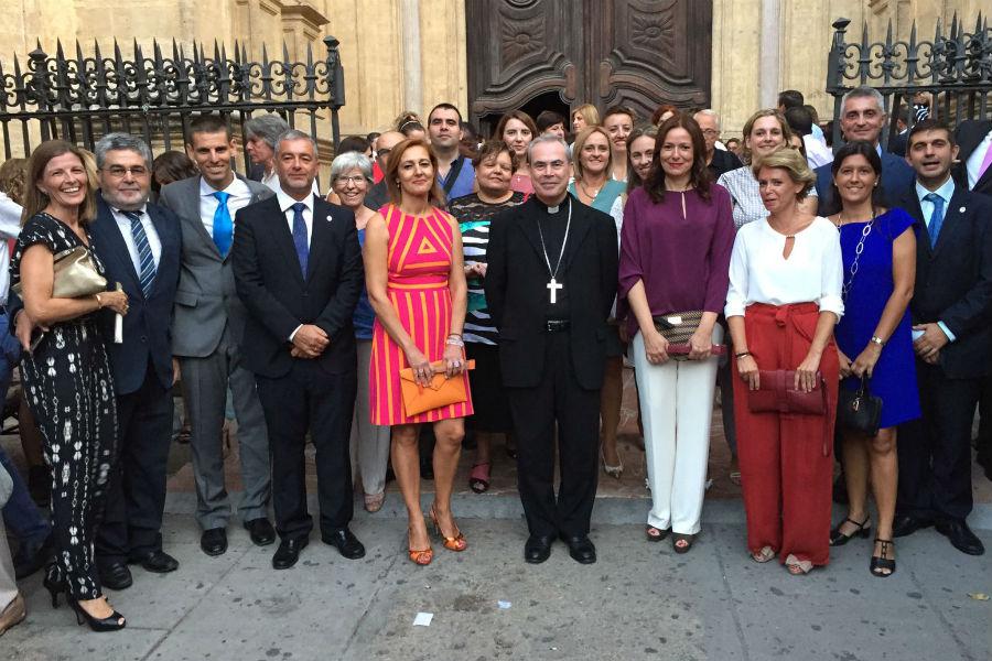 D. Jesús Catalá junto a miembros de la Fundación Victoria