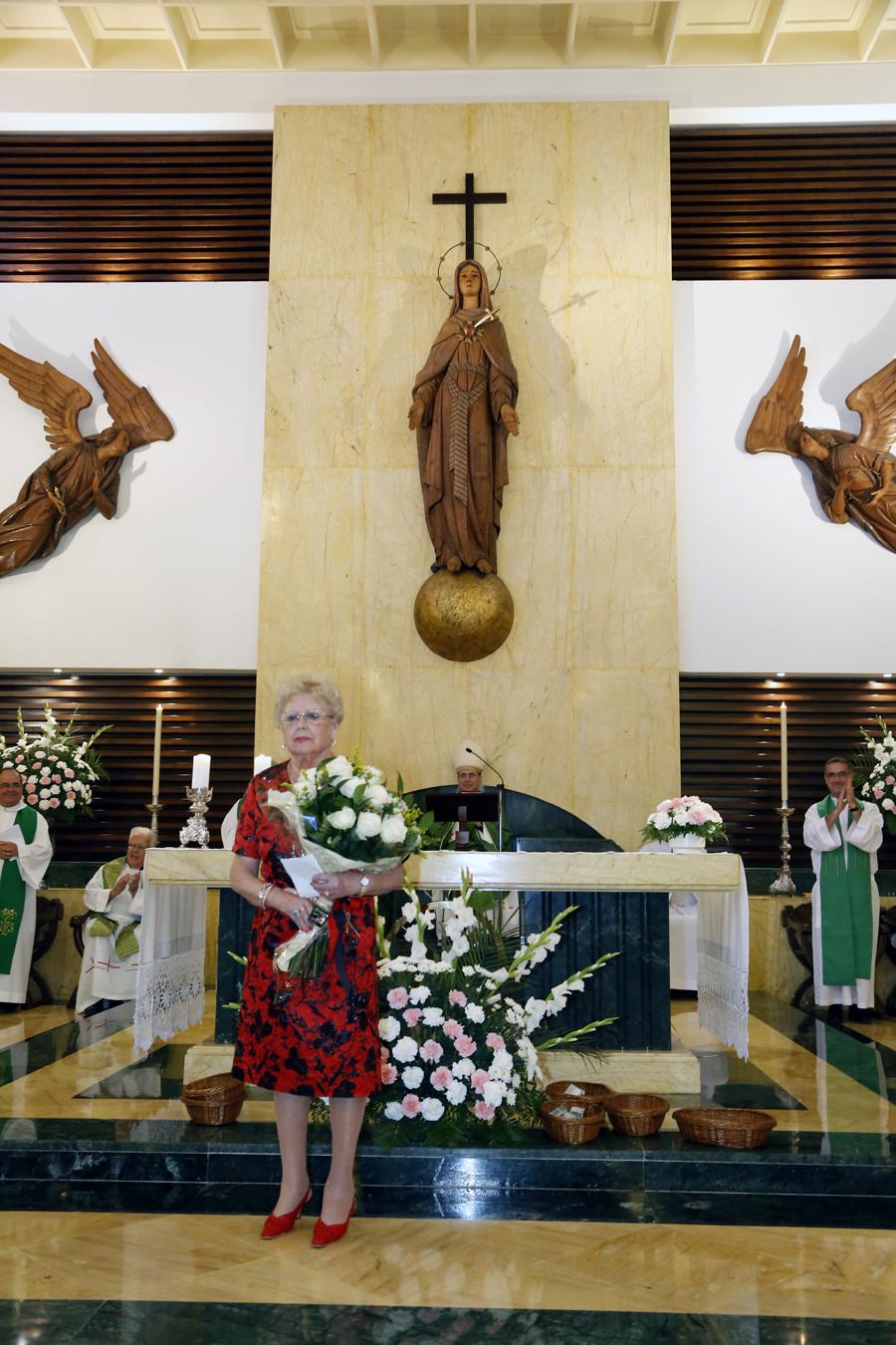 Isabel Miguel, tras recibir la medalla en su parroquia
