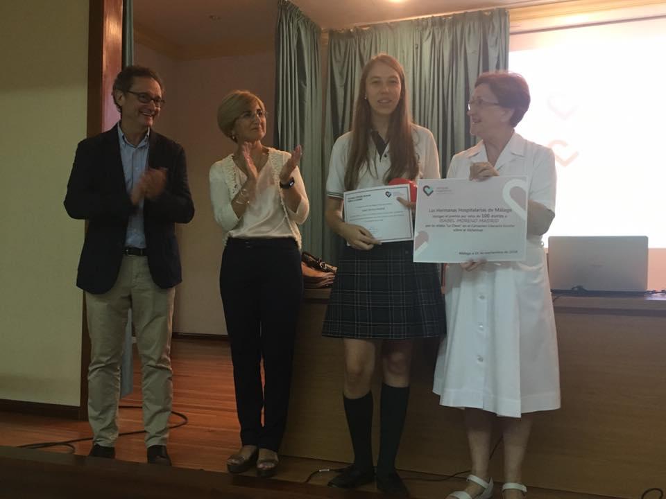 Entrega del premio a Isabel Moreno. FOTO: FACEBOOK