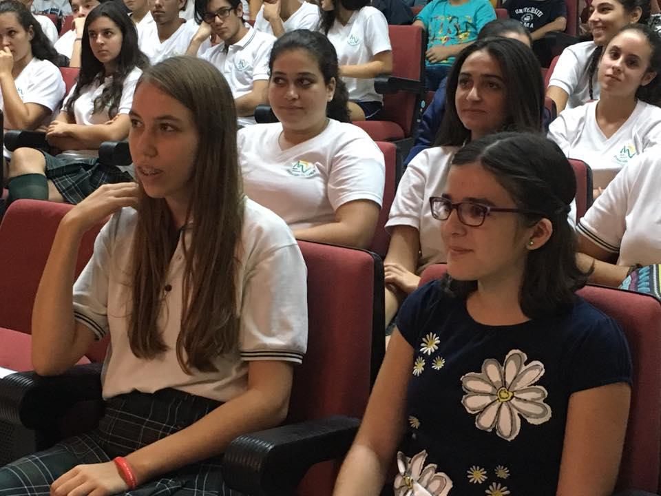 Las alumnas premiadas en el certamen literario por el Día del Alzhéimer. FOTO: FACEBOOK