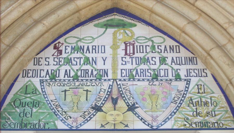 Catequesis de D. Manuel en el arco sobre la puerta de la Capilla del Seminario