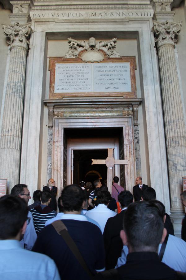 Alumnos y formadores del Seminario de Málaga entran por la puerta santa de la Basílica de San Pedro