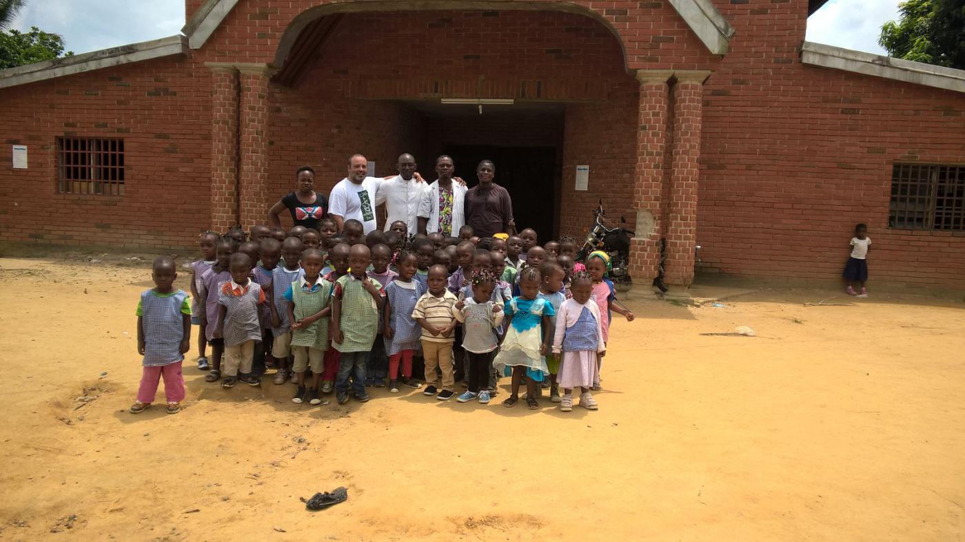 Rafael López en la misión de la parroquia de la Epifanía en Camerún