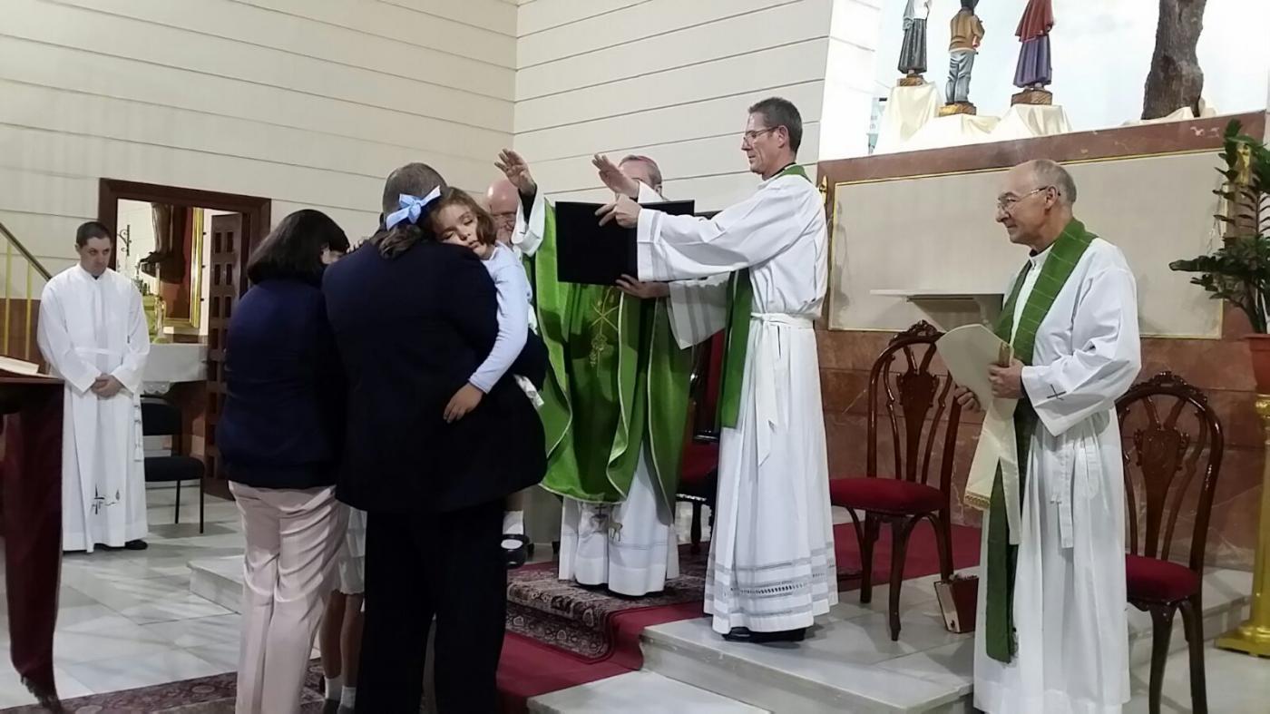 Momento del envío de Jesús y Esperanza