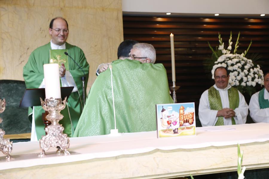 El sacerdote Salvador Gil firma el nombramiento como párroco de Santa María de la Amargura