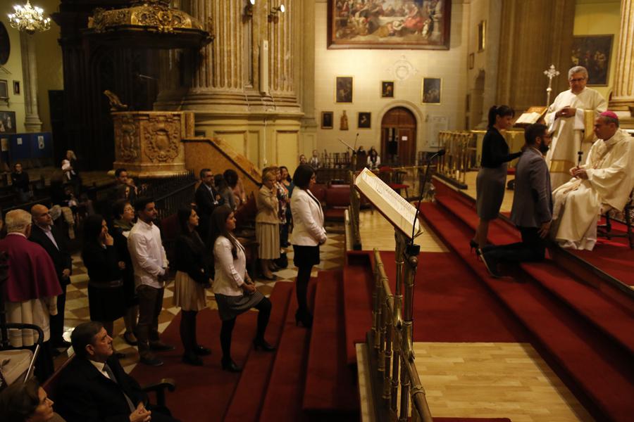 El Sr. Obispo celebra el sacramento de la confirmación en la Catedral