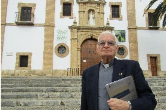 El sacerdote Alonso Ros en la puerta de la iglesia de la Merced, en Ronda//SEMANAL