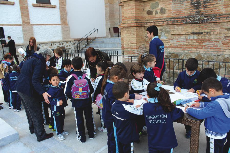 Actividades lúdicas con los niños que acudieron a ver el I Belén Viviente Diocesano, junto a profesores de la Fundación Victoria