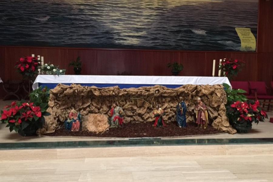 La parroquia Virgen del Carmen, de Benalmádena-Costa, ha colocado tres misterios en el templo y un árbol en la plaza de la Iglesia 