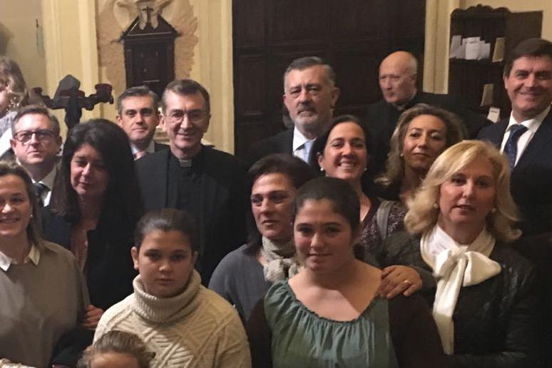 D. Javier Palos Peñarroya (Vicario de la Prelatura del Opus Dei en Andalucía Oriental), junto a un grupo de feligreses, en la Catedral de Málaga