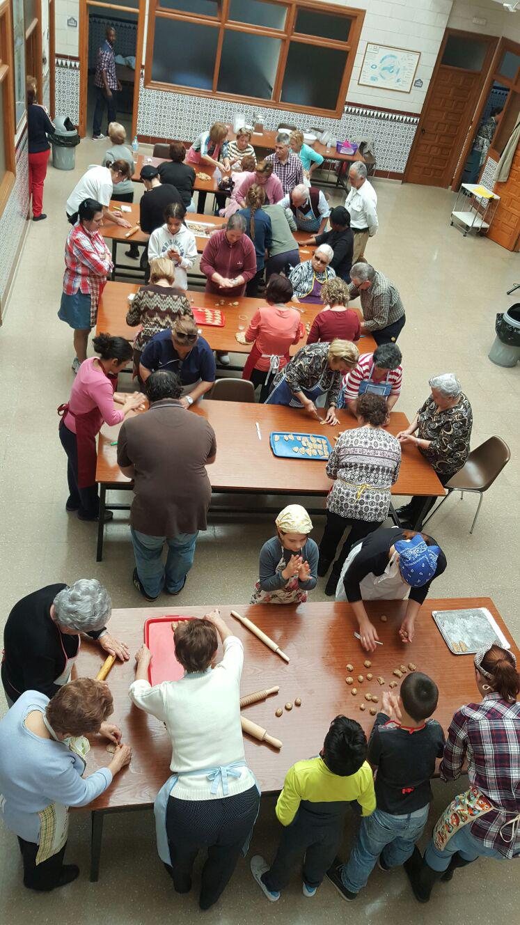 Voluntarios de María Madre de Dios haciendo borrachuelos para Cáritas parroquial