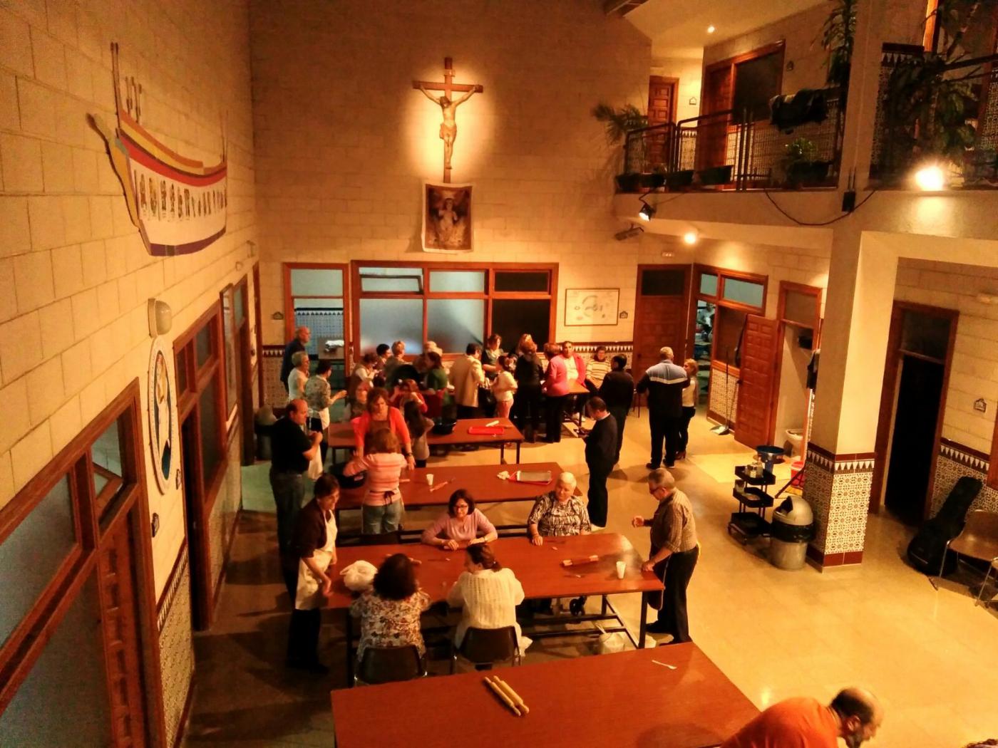 Voluntarios de María Madre de Dios haciendo borrachuelos para Cáritas parroquial