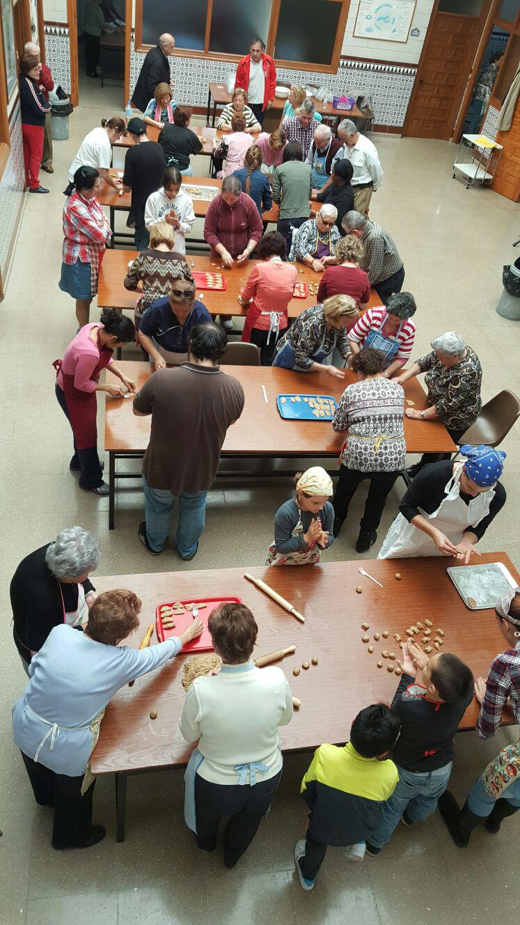 Voluntarios de María Madre de Dios haciendo borrachuelos para Cáritas parroquial