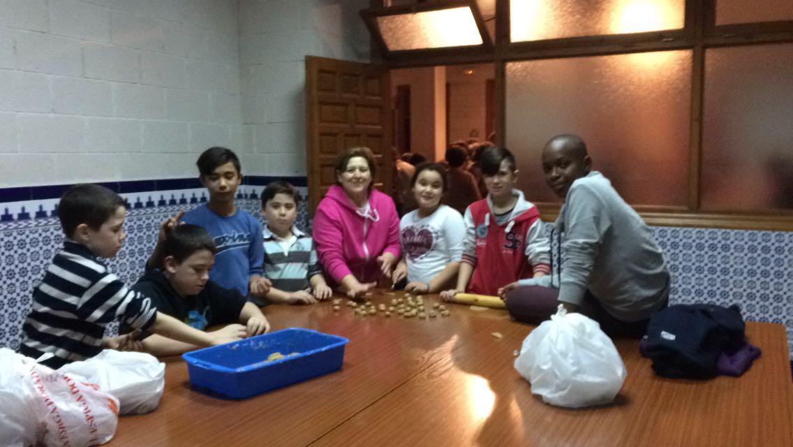Voluntarios de María Madre de Dios haciendo borrachuelos para Cáritas parroquial