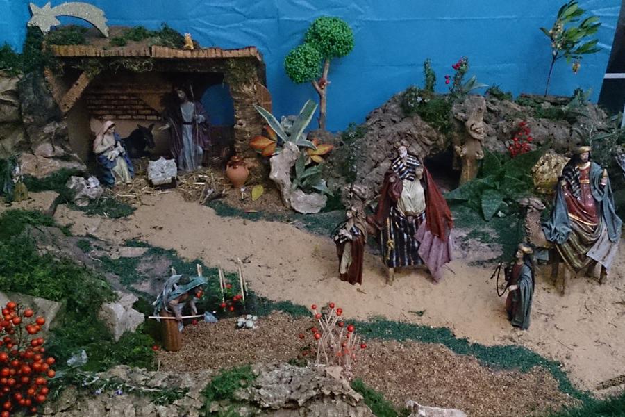 Belén de la familia Peiró López realizado "con la imprescindible ayuda de los abuelos"