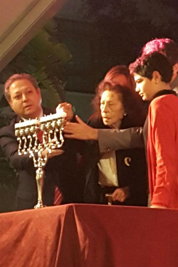 Fanny Cohen, superviviente del holocausto, fue la encargada de encender la primera vela