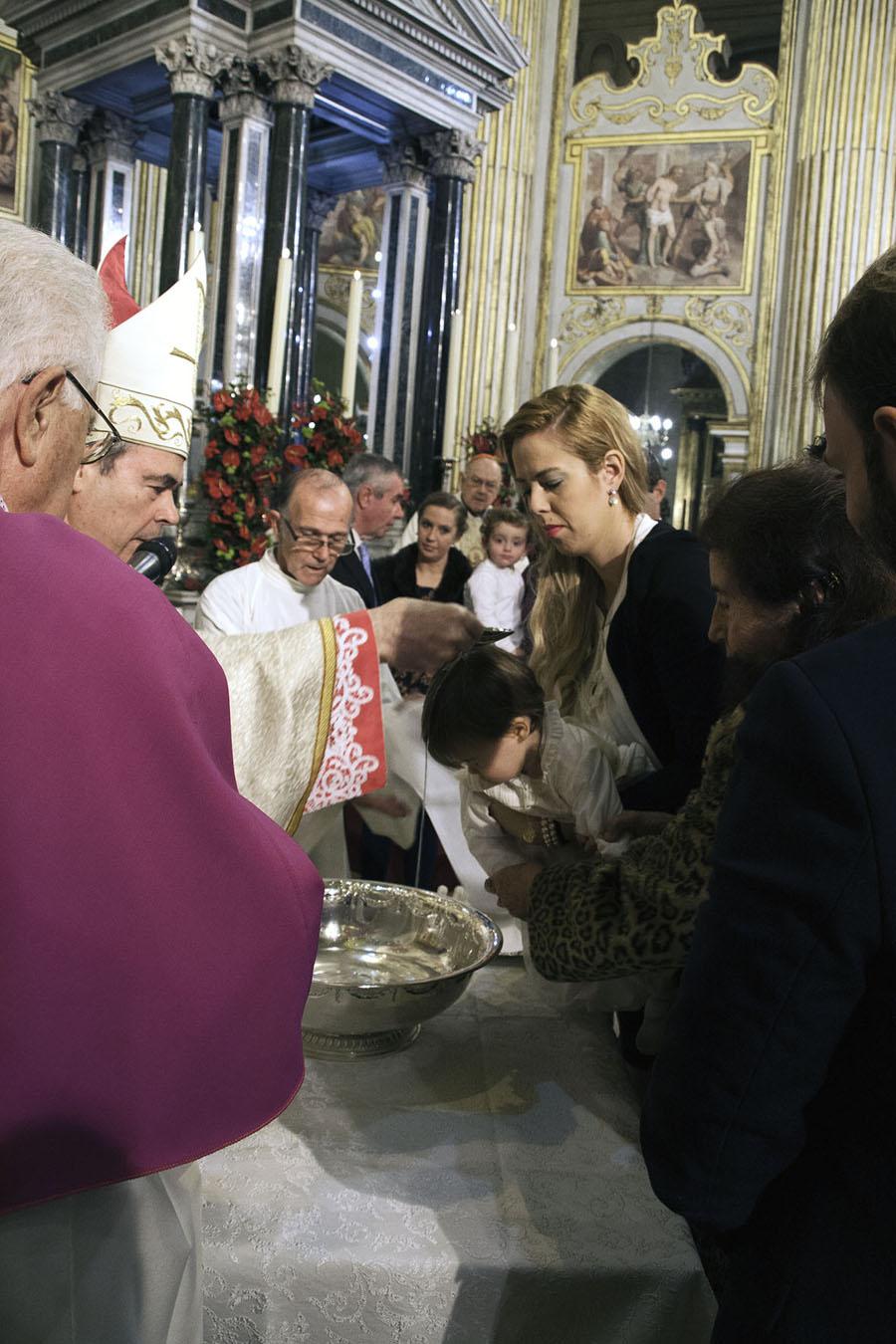 El Sr. Obispo bautiza a tres niños en la Catedral, en la Fiesta del Bautismo del Señor // M. ZAMORA