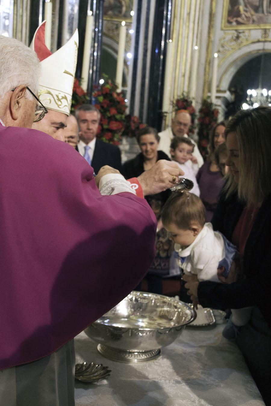 El Sr. Obispo bautiza a tres niños en la Catedral, en la Fiesta del Bautismo del Señor // M. ZAMORA