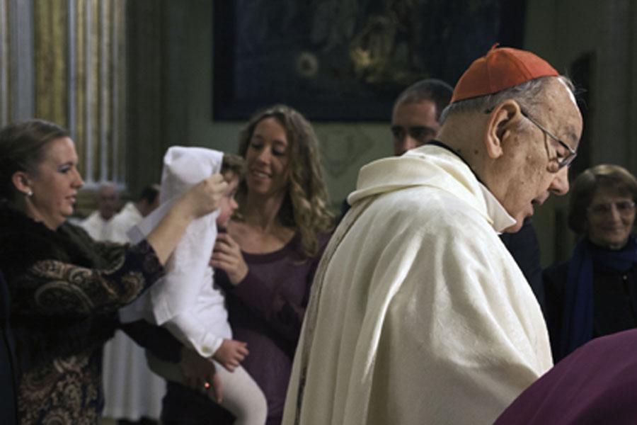 El Sr. Obispo bautiza a tres niños en la Catedral, en la Fiesta del Bautismo del Señor // M. ZAMORA