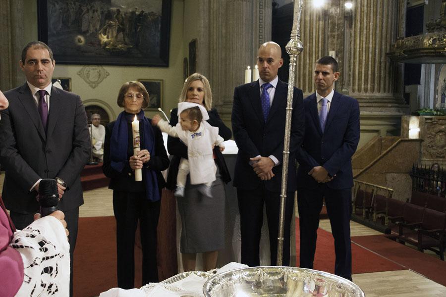El Sr. Obispo bautiza a tres niños en la Catedral, en la Fiesta del Bautismo del Señor // M. ZAMORA