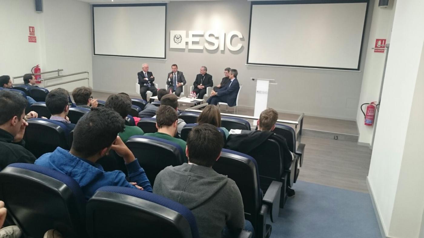 Visita de Mons. Catalá a la Esucela de Marketing y Negocios ESIC