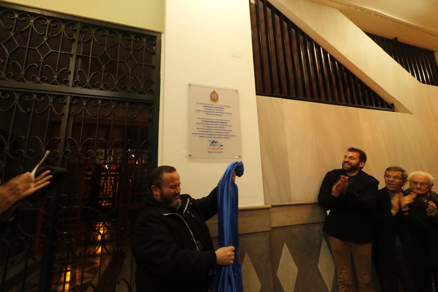 Descubrimiento de la placa con motivo del 200 aniversario del colegio Marista. FOTO: S. FENOSA