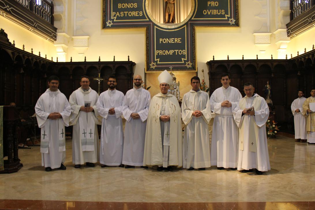 Juan Baena, José Manuel Bacallado, Gerardo Rosales y Enrique Mateo junto al Sr. Obispo y los formadores del seminario