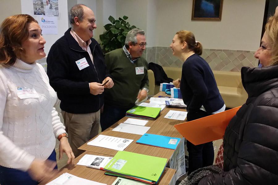 Los primeros asistentes al encuentro de Apostolado Seglar recogen la documentación