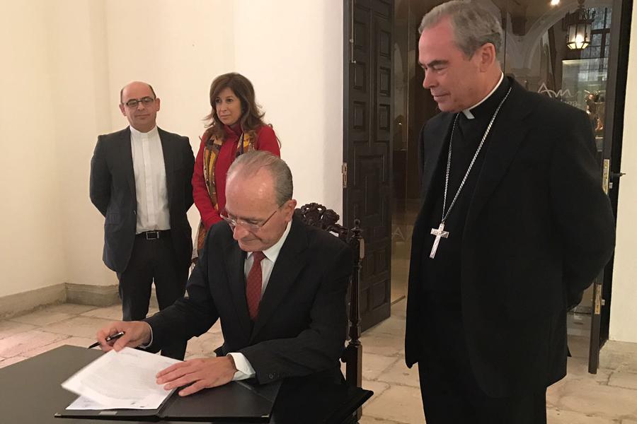 El alcalde de Málaga, Francisco de la Torre, firma el acuerdo de colaboración con el Obispado sobre ArsMálaga. FOTO: S. FENOSA