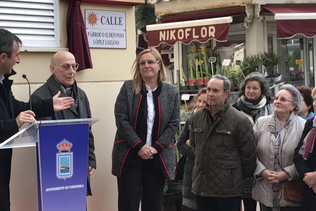 D. Ildefonso junto a la placa que lleva su nombre en una calle de Fuengirola // M. JIMÉNEZ