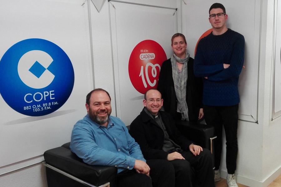 Alejandro Pérez Verdugo junto al equipo de El Espejo