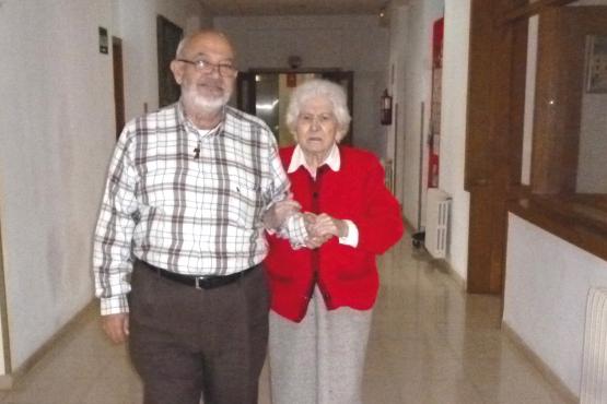 Francisco Salcedo es voluntario en las Hermanitas de los Pobres donde ayuda a pasear a personas con movilidad reducida como Carmen