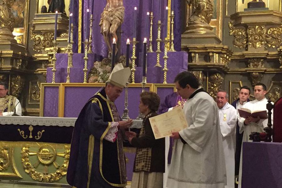 En Cuevas de San Marcos, Ana Moscoso recibe la Medalla Pro Ecclesia Malacitana de manos del Obispo