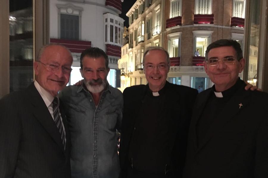 Banderas y Frisina se encuentran en Semana Santa, en Málaga