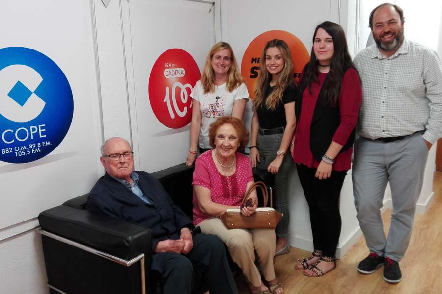 Francisco García Mota y Silveria González (sentados) Junto al equipo de El Espejo