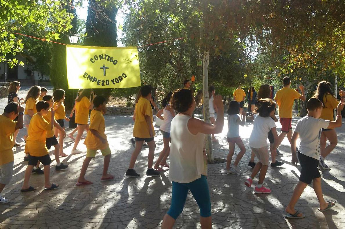 Los jóvenes de Álora celebran que "Contigo empezó todo"