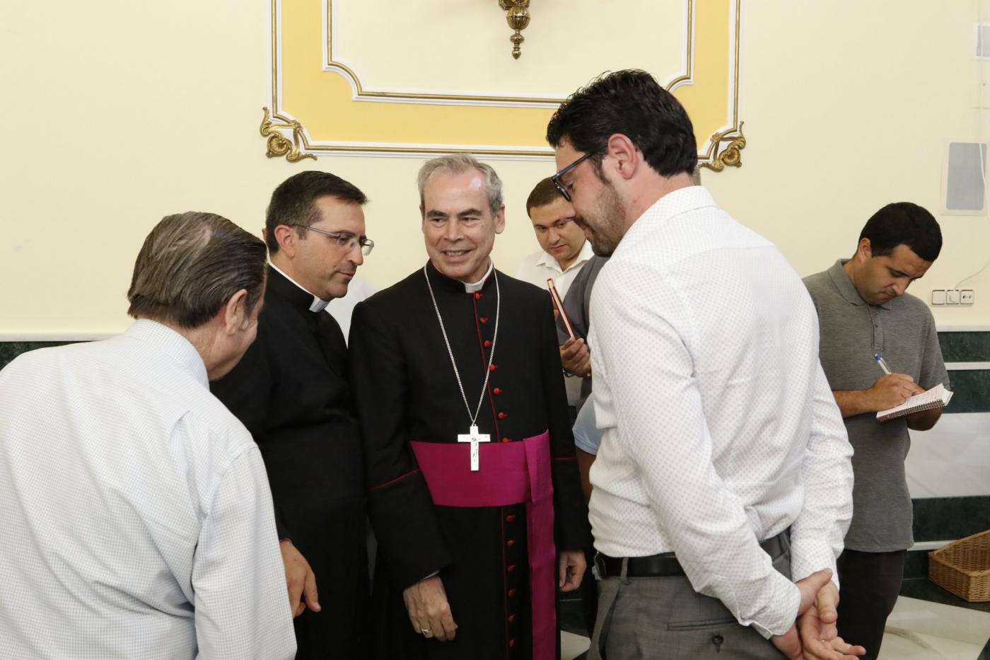 Don Jesús Catalá saluda a los fieles de Campillos, durante su Visita Pastoral