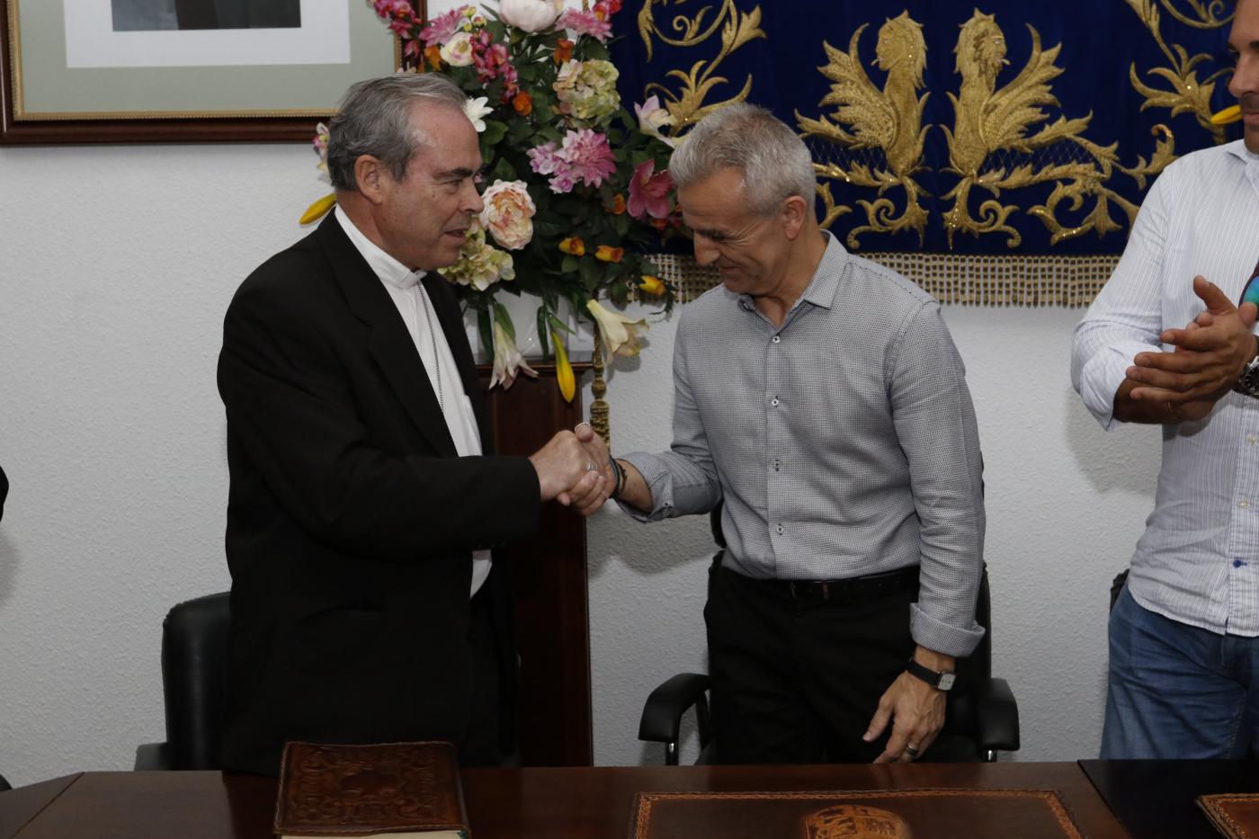 Don Jesús Catalá es recibido por el alcalde y el consistorio municipal durante su Visita Pastoral a Campillos