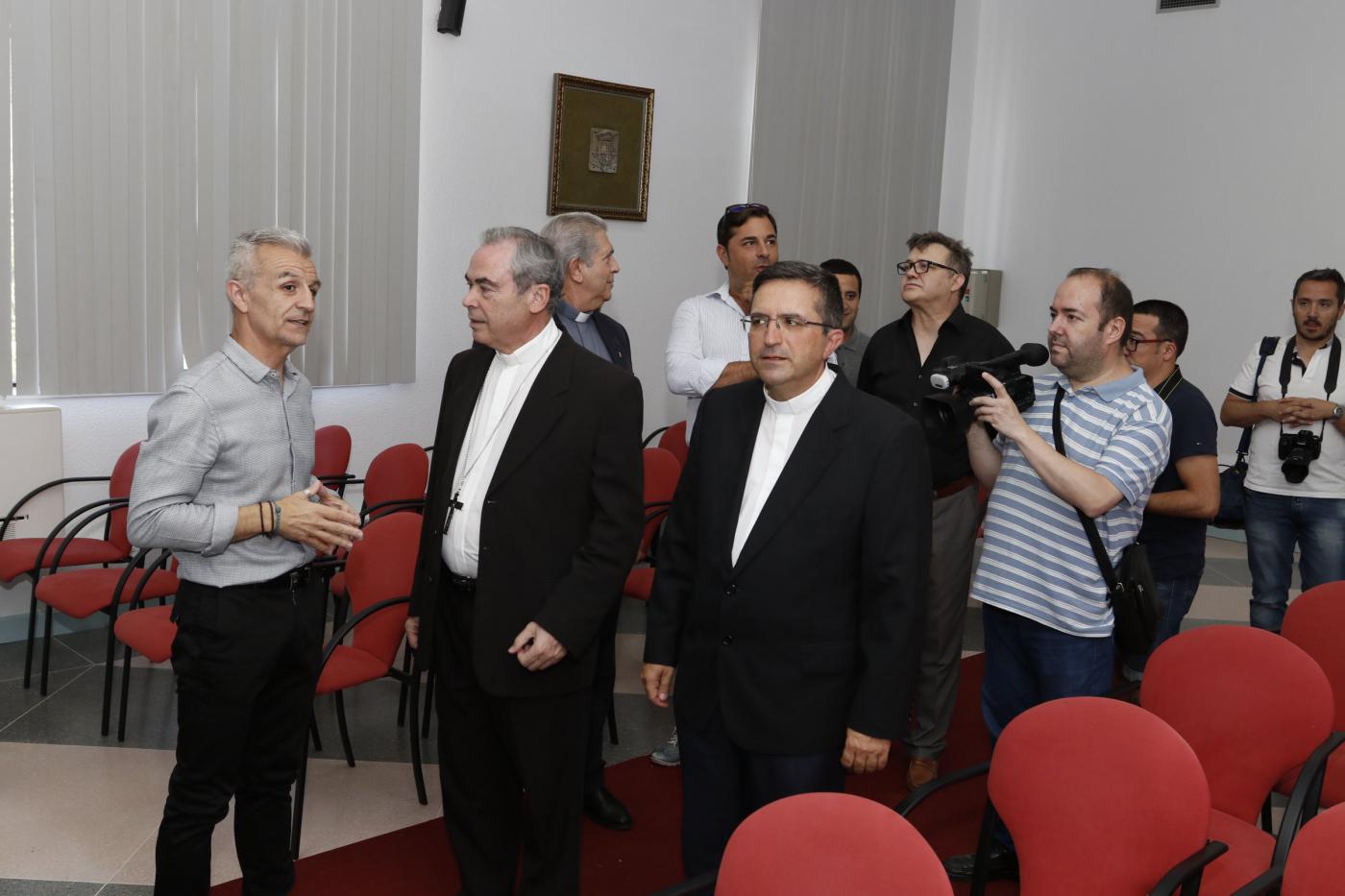 Don Jesús Catalá es recibido por el alcalde y el consistorio municipal durante su Visita Pastoral a Campillos