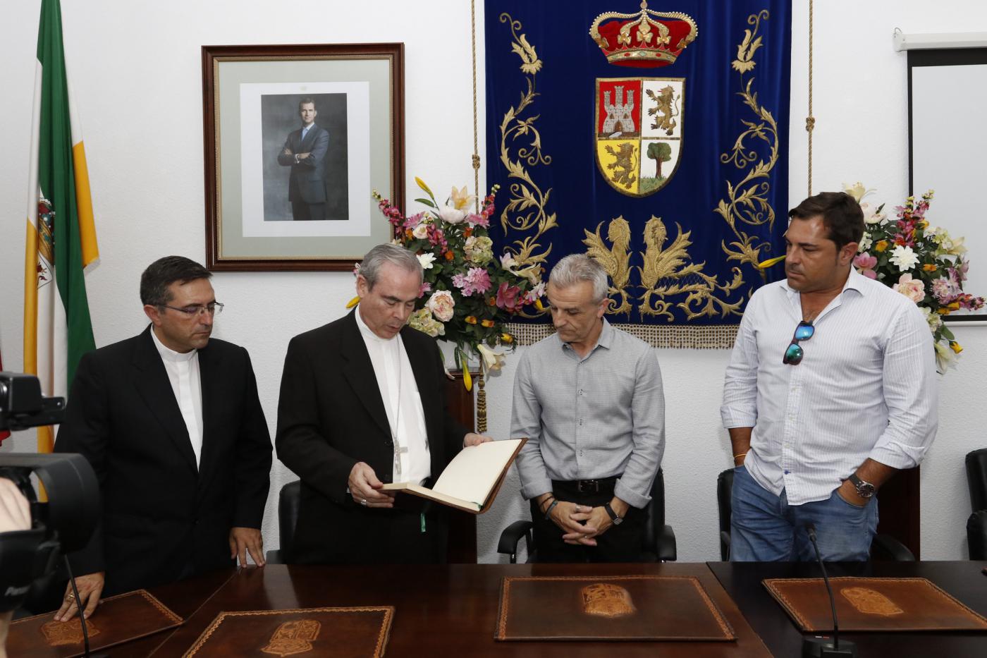 Don Jesús Catalá lee al alcalde el mensaje dejado en el libro de honor durante su Visita Pastoral a Campillos