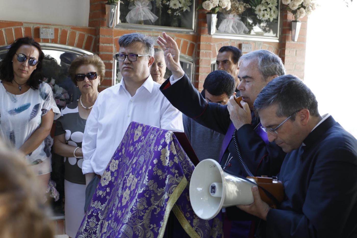 Visita al Cementerio de Campillos durante la Visita Pastoral