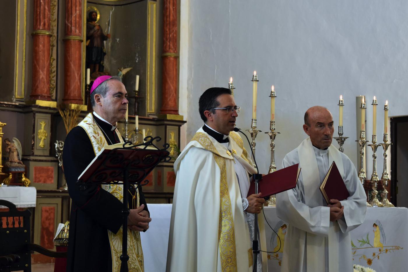 Don Jesús Catalá en la parroquia de Sierra de Yeguas durante la Visita Pastoral