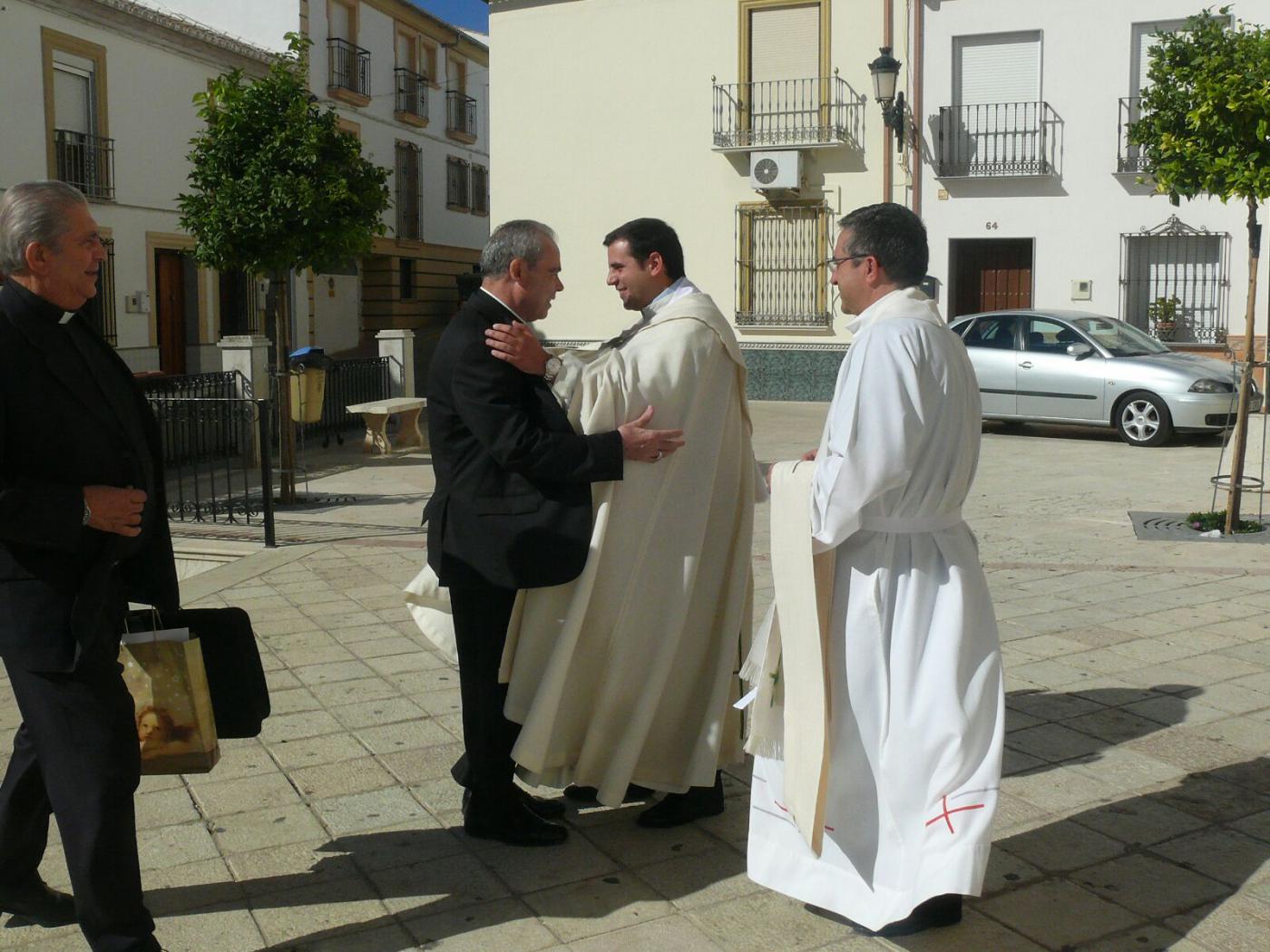 Don Jesús Catalá saluda al párroco de Teba y Almargen, Francisco Ruiz Guillot