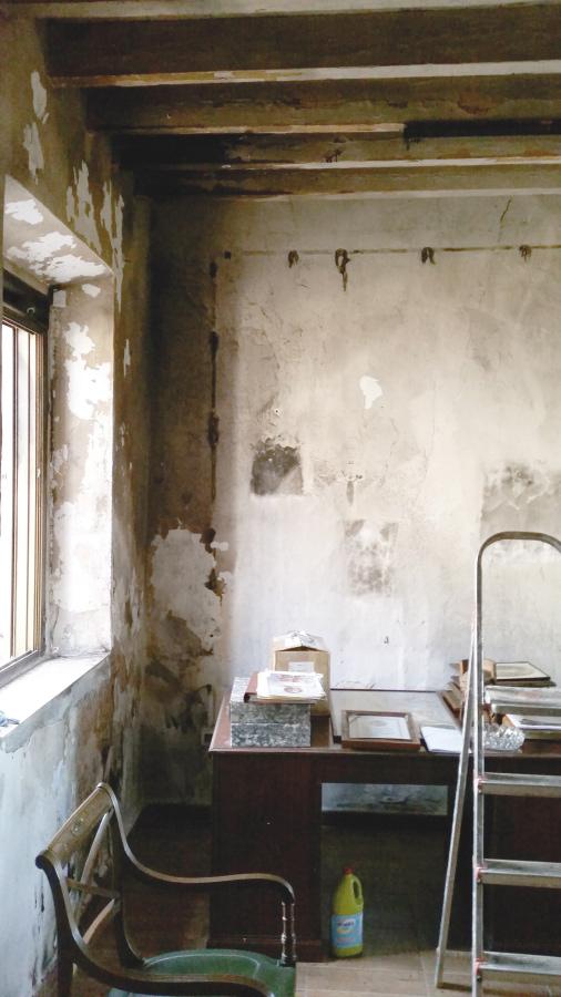 Estado de la vivienda parroquial de Periana tras el incendio // P. CASESNOVES