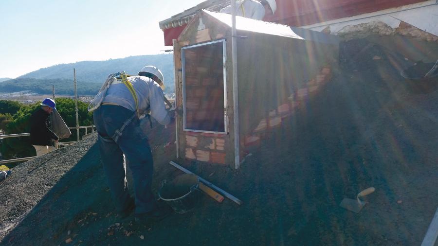 Intervención en el tejado de la parroquia de Humilladero // P. CASESNOVES